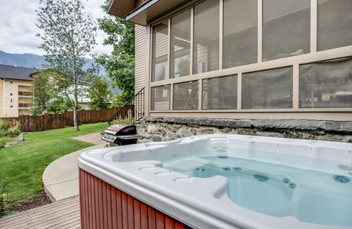 Leavenworth House | River's Echo: Downtown Leavenworth, Hot Tub, Walk Everywhere, Family Friendly!