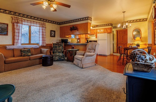 Cody Apartment | River's View- Spacious retreat, Overlooking the Shoshone River