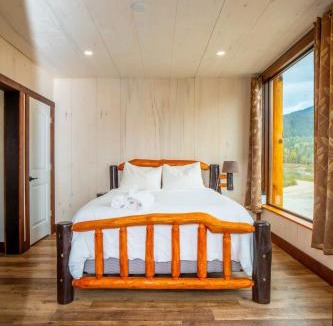 Blue River House | River Safari Bear Den