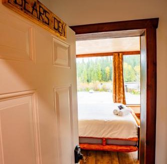 Blue River House | River Safari Bear Den