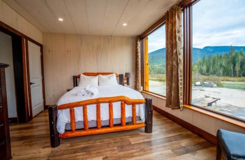 Blue River House | River Safari Bear Den