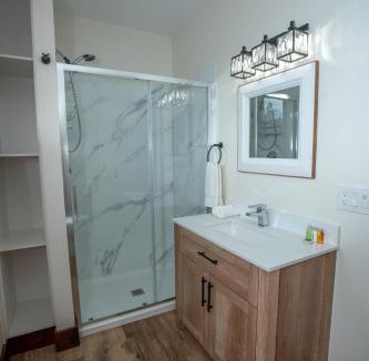 Blue River House | River Safari Bear Den