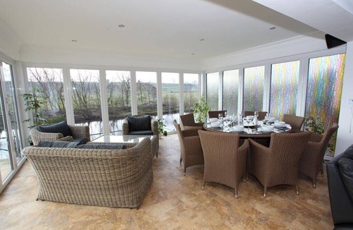 Darlington House | River Side Open Plan 15-22 July special offer Mobility Dog Friendly spa bath sun