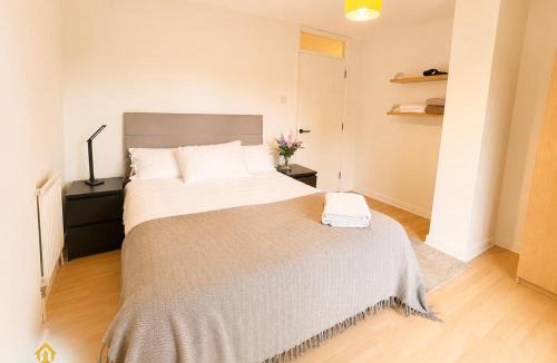 Sands End Apartment | River side view flat