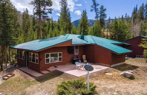 Grand Lake Cabin | RIVER SIDE walking distance to town/the lake & Rocky Mnt Natl Park! 3-bedroom