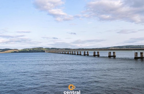 Dundee Apartment | River Tay Views by CENTRAL SERVICED APARTMENTS - City Quay - 2 Bedrooms - 2 Bathrooms - Dedicated Parking Space - Fully Equipped - Walk Away From Dundee Bus & Train Station - Close to City Centre with Beautiful River Tay Views and Balcony - Lift Access