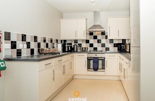 Dundee Apartment | River Tay Views by CENTRAL SERVICED APARTMENTS - City Quay - 2 Bedrooms - 2 Bathrooms - Dedicated Parking Space - Fully Equipped - Walk Away From Dundee Bus & Train Station - Close to City Centre with Beautiful River Tay Views and Balcony - Lift Access