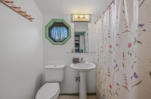 Great Cacapon Ski Chalet | River Time Cabin - Riverfront, Hot Tub, Screen Porch, Fishing, Games, View, 3 King Beds