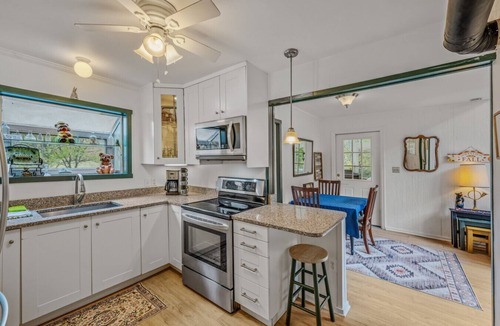 Great Cacapon House | River Time Cabin -riverfront, wifi, screen porch, 3 king beds, view, wood stove