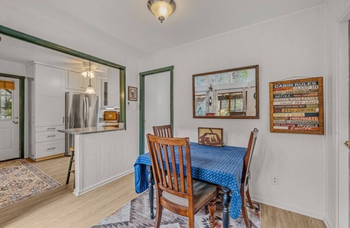 Great Cacapon House | River Time Cabin -riverfront, wifi, screen porch, 3 king beds, view, wood stove