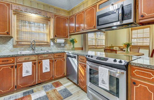 Pilot Mountain House | River, Trails & Wine! Group Retreat Near Mt Airy