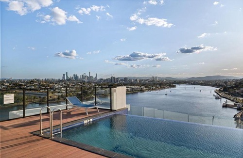 Hamilton Apartment | River View 1BR with Amazing Rooftop Pool & Parking
