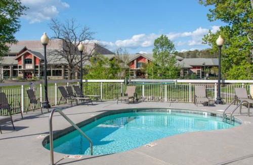 Pigeon Forge Apartment | River View Condo Bear Crossing 302
