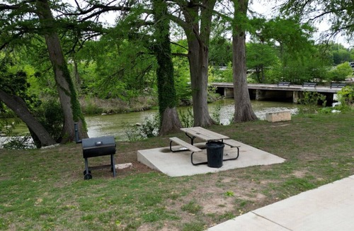 Kerrville Cottage | River View Double Queen Beds Cabin w/Porch #20