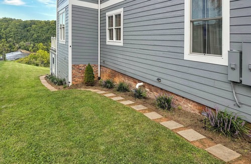 Daniels Hill Apartment | River View Downtown Private Historic Apt!