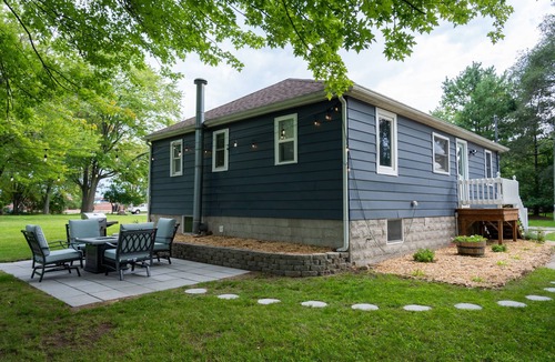 Mount Pleasant House | River view home-close to CMU and Soaring Eagle Casino
