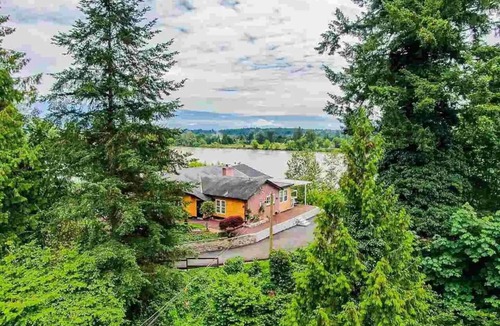Maple Ridge House | River View + Hot Tub | Pool Table | Country Home | Private
