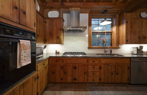 Madison Cabin | RIVER VIEW, HOT TUB, FIRE PIT, 10 min to Nashville! Pet friendly.
