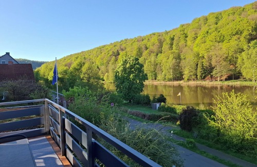 Staufenberg Apartment | River view! modern vacation apartment with balcony, at the cycle path Fulda+Weser