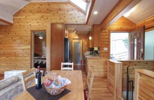 Northwood Cabin | River View Tree House, Entire House W Hot tubnn