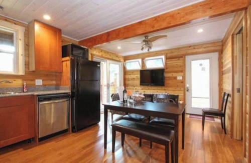 Northwood Cabin | River View Tree House, Entire House W Hot tubnn