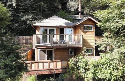 Northwood Cabin | River View Tree House, Entire House W Hot tubnn