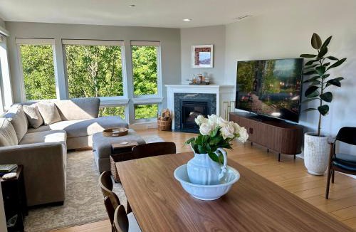 Columbia Way Apartment | River Views 3bd 2ba Luxury Condo along Columbia Waterfront Renaissance Trail