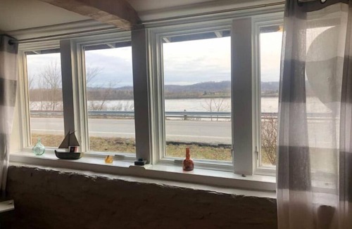 Madison House | River Views from Every Room! Clean Fun, Secluded, but close to town. Pool table