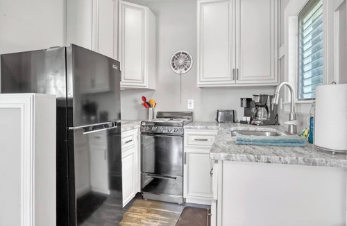 Tropic Apartment | River Views Full Apt 1bd/1ba Kayaks & Walk to EGAD
