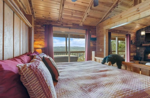 Eureka Springs House | River Views, Hot Tub, King Bed