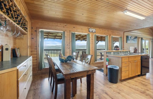 Eureka Springs House | River Views, Hot Tub, Sleeps 10!