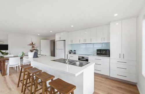 Sandy Bay House | River Views on Edith Ave