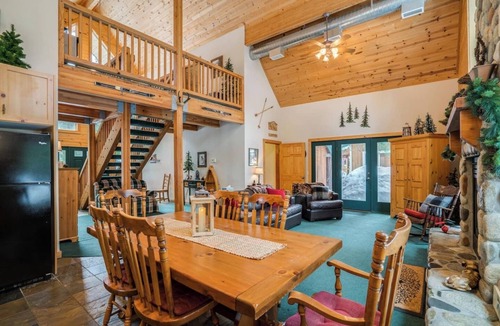 Ardenvoir House | River views, Sleeps 6, with hot tub & fireplace & game room.