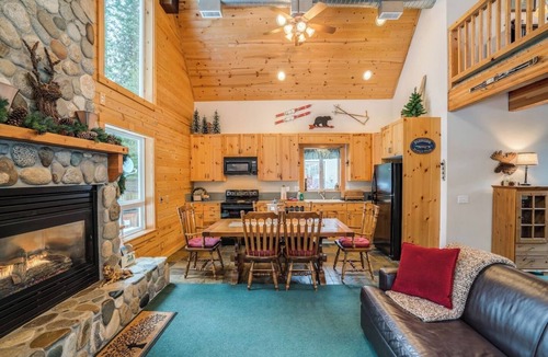 Ardenvoir House | River views, Sleeps 6, with hot tub & fireplace & game room.