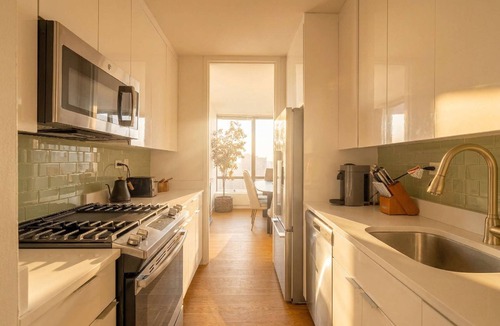 Upper East Side Apartment | River Villa | 17th-floor 4BR w/Doorman, Gym, Pool