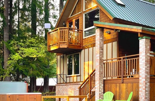 Enumclaw Cabin | River-Walk Cabin - near Mount Rainier National Park