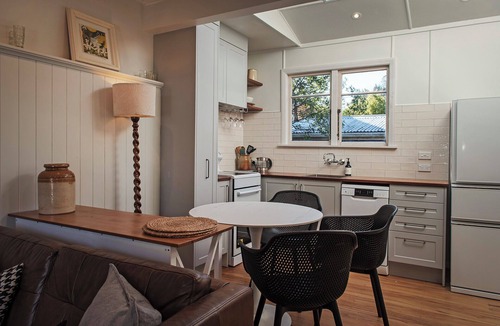 Nelson House | River Walk Cottage - Nelson's Charming Riverside Retreat
