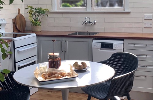 Nelson House | River Walk Cottage - Nelson's Charming Riverside Retreat
