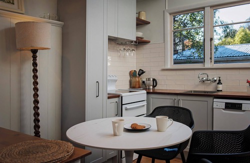 Nelson House | River Walk Cottage - Nelson's Charming Riverside Retreat