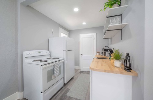 Old Seminole Heights Apartment | "Riverbend Gem" - Studio|Courtyard|TPA Heights