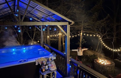 Epworth Cabin | Riverbend Waterfront Cabin-Fishing-Hot Tub-Gated