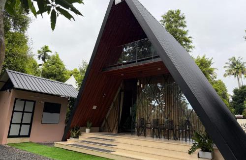 Irinjalakuda Villa | Riverdale Athirappilly - A Frame Villa