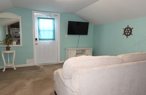 Tropic Apartment | Riverfront 1 Bedroom Suite with river views