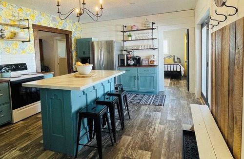 Brainerd Cottage | Riverfront 3BR cottage in Brainerd’s Vacationland. Stunning Nokasippi River sunsets, fully stocked kitchen, fire pit, 10 min to downtown. Perfect for families, groups & remote workers.