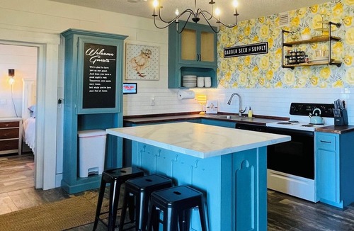 Brainerd Cottage | Riverfront 3BR cottage in Brainerd’s Vacationland. Stunning Nokasippi River sunsets, fully stocked kitchen, fire pit, 10 min to downtown. Perfect for families, groups & remote workers.