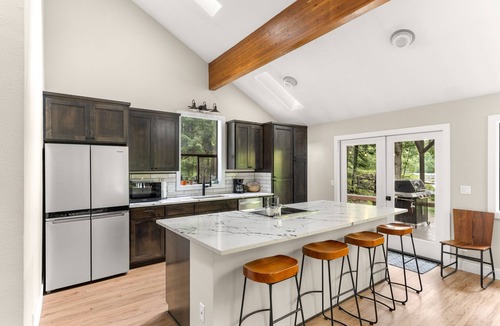 Mount Hood Village House | Riverfront 5 Bedroom Hot Tub & Fireplace Dogs OK