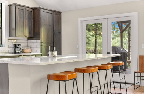 Mount Hood Village House | Riverfront 5 Bedroom Hot Tub & Fireplace Dogs OK