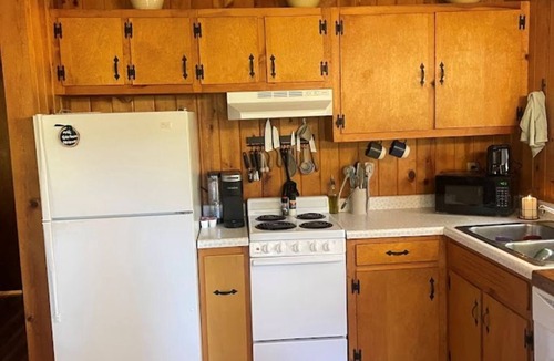 West Jefferson Cabin | Riverfront Access & View! Dog-Friendly, Fenced Yard! Spring @ River Breeze Cabin