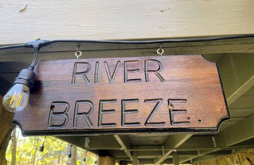 West Jefferson Cabin | Riverfront Access & View! Dog-Friendly, Fenced Yard! Spring @ River Breeze Cabin