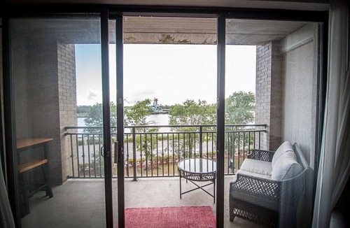 Downtown Wilmington Apartment | Riverfront balcony WSR #10